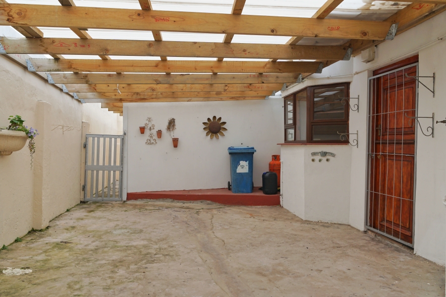 6 Bedroom Property for Sale in Cove Rock Eastern Cape
